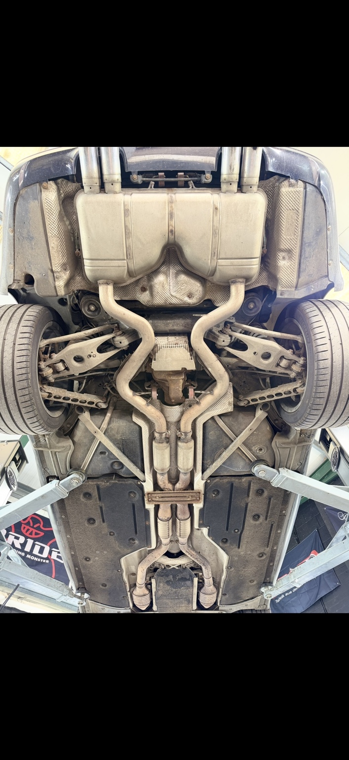 Before dry ice blasting: dirt and grime on the vehicle’s suspension and underbody panels.
